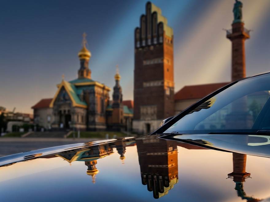 Hochzeitsturm, Russische Kapelle und Ludwigsmonument in Darmstadt spiegeln sich im frisch gewaschenen Lack