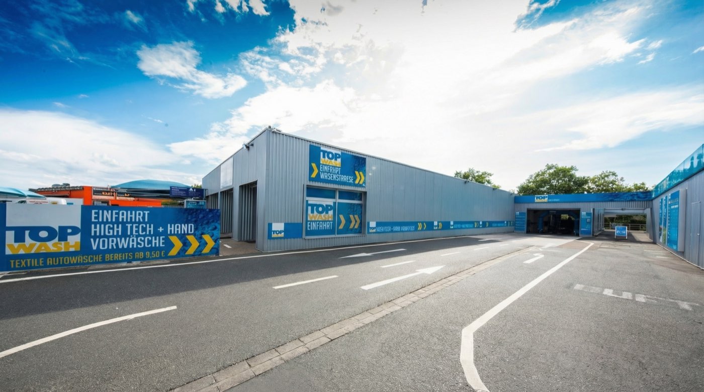Einfahrt der 70-Meter-Waschstraße von TopWash an der Pallaswiesenstraße 210 in Darmstadt