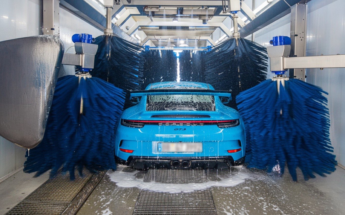 Sportwagen zwischen den blauen Textilwalzen der Waschstraße Pallaswiesenstraße