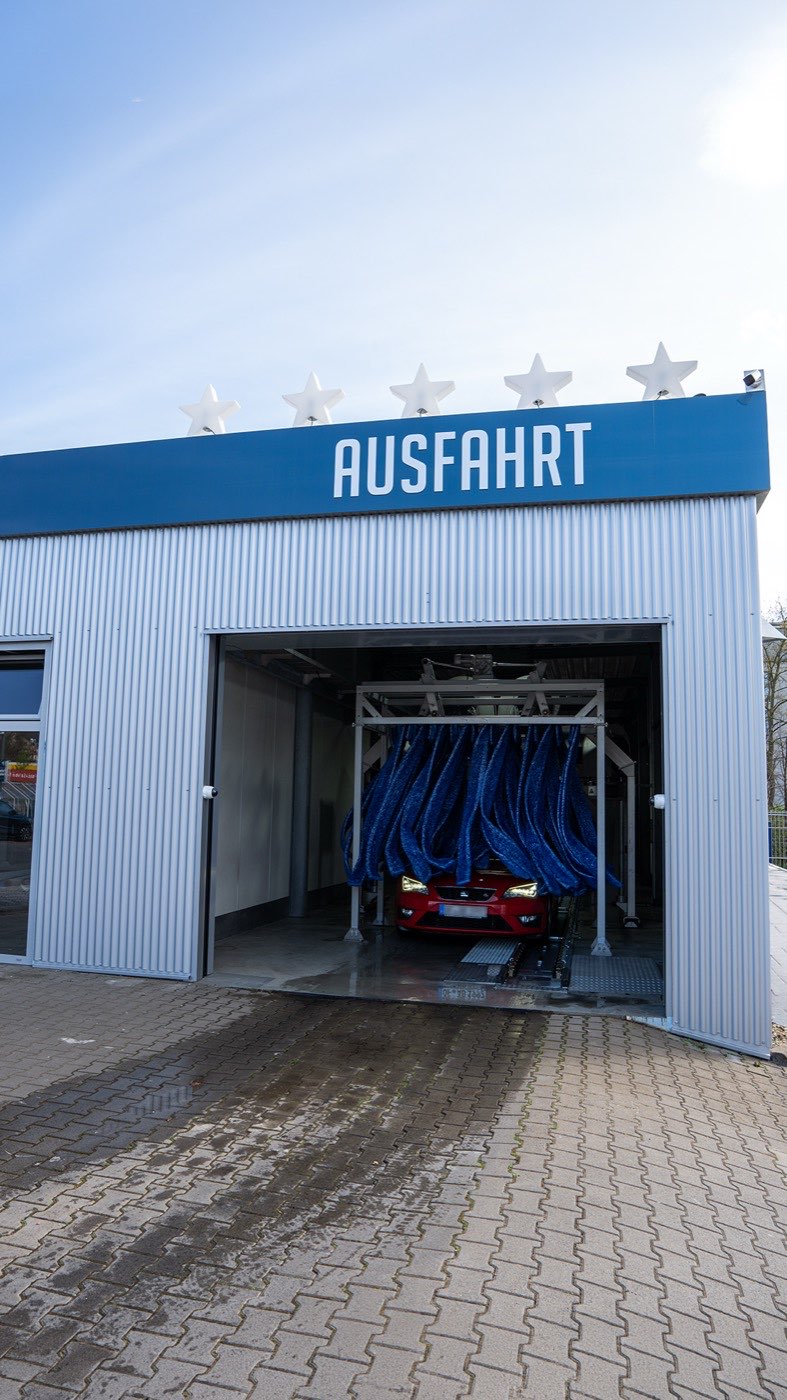 Ausfahrt der Waschstraße Rüdesheimer Straße mit frisch gewaschenem Fahrzeug