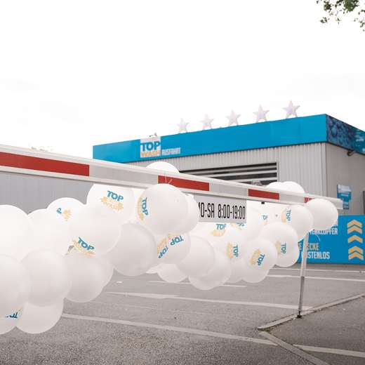 Luftballons vor der Waschanlage