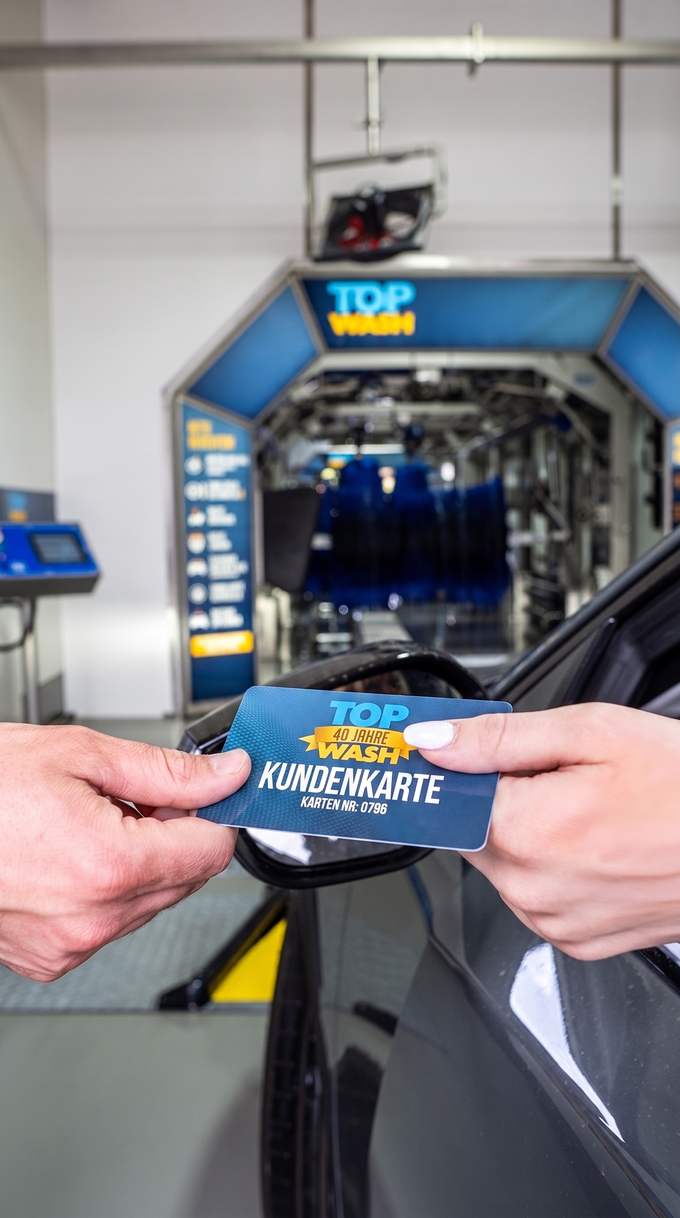 Übergabe der TopWash-Kundenkarte vor der Waschstraße in Darmstadt